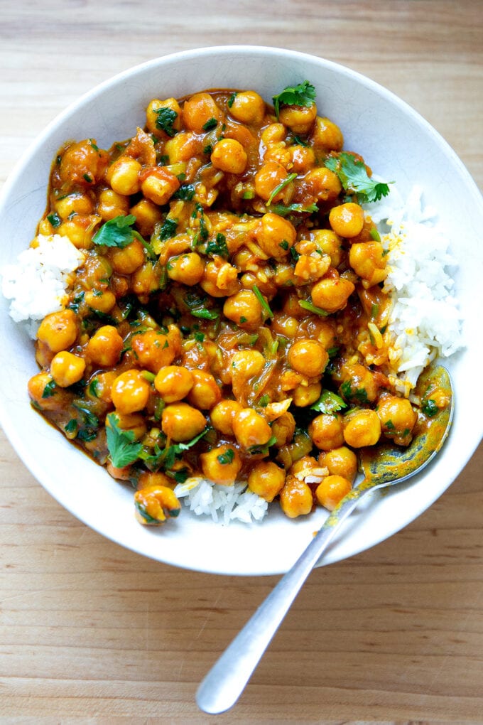 A bowl of curried Thai chickpeas with rice.