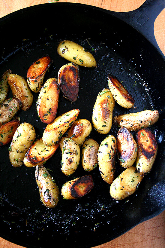 A cast iron skillet filled with fingerling potatoes.