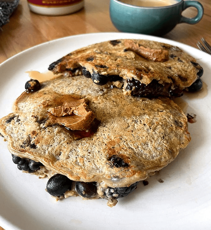High-protein pancakes with berries. 